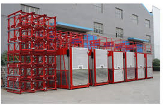 Elevador rojo 2000kg SC200/200 del alzamiento del pasajero de la jaula gemela para la construcción